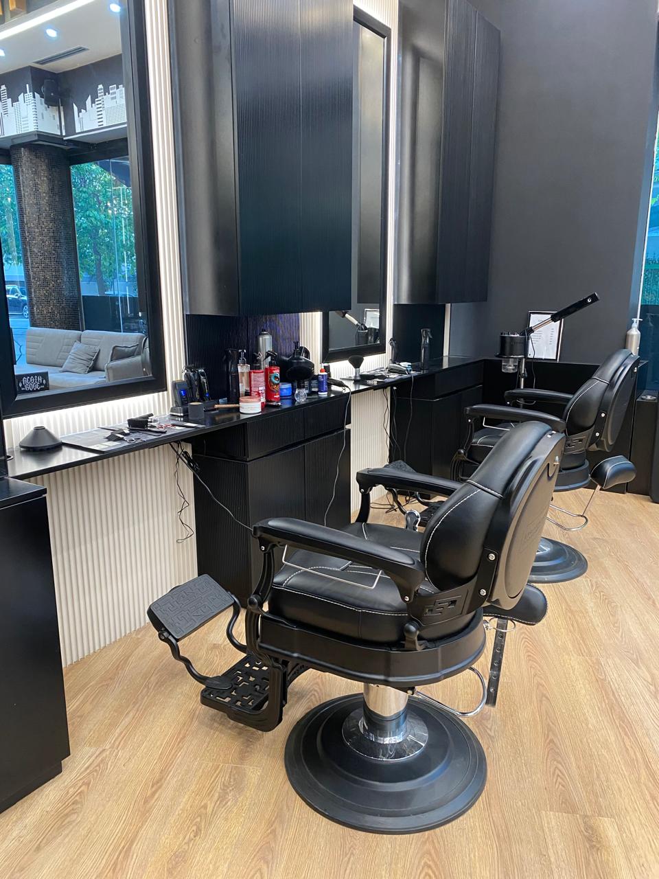 Ambiente e Barber Shop Nano, Komuna e Parisit